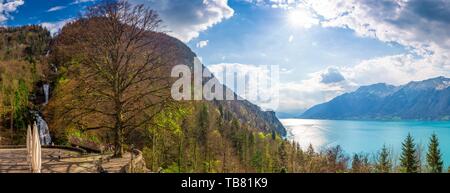 Il lago di Brienz, 21 Aprile 2019 - Lago di Brienz wir Giessbach woterfall da Interlaken con le Alpi svizzere coperte da neve in background, Svizzera, Europa Foto Stock