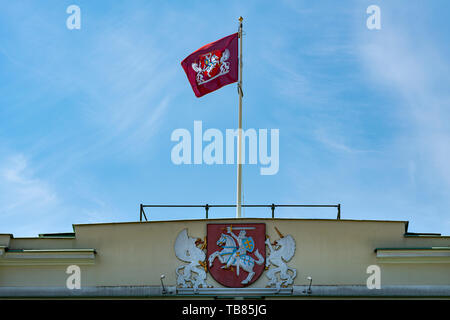 Vilnius, Lituania. Maggio 2019. la bandiera con lo stemma della Repubblica di Lituania sventolare nel cielo Foto Stock