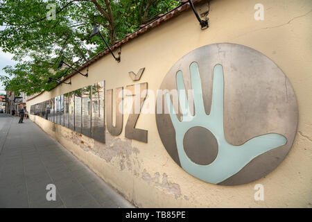 Vilnius, Lituania. Maggio 2019. La costituzione della repubblica libera di Uzupis visualizzati in diverse lingue su una parete di strada Foto Stock