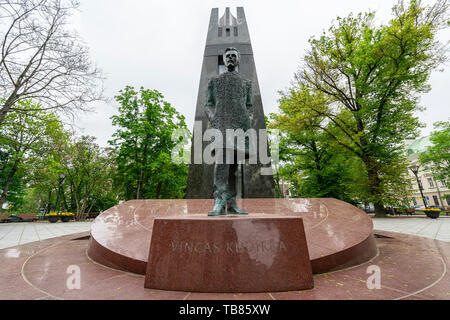 Vilnius, Lituania. Maggio 2019. la statua in Vincas Kudirka Square Foto Stock