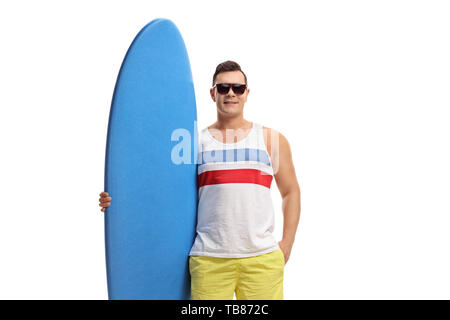 Uomo in posa con una tavola da surf isolati su sfondo bianco Foto Stock