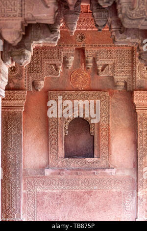 In arenaria rossa lavoro scolpito nel Palazzo Birbal, Fatehpur Sikri, Agra distretto di Uttar Pradesh, India. Foto Stock