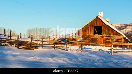 Coperte di neve cabine rustico nel bosco in inverno. Foto Stock