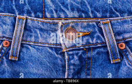 Chisinau in Moldova Febbraio 17, 2017: Close up LEVI'S pulsante sul jeans blu. LEVI'S è un marchio della Levi Strauss e Co, fondata nel 1853 Foto Stock