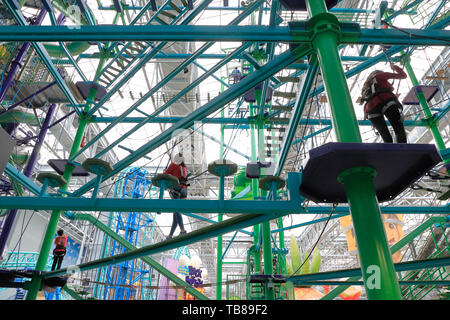 Bambini arrampicate sulle Dutchman's Deck avventura corso di Nickelodeon Universe.Mall of America.Bloomington.Minnesota.USA Foto Stock