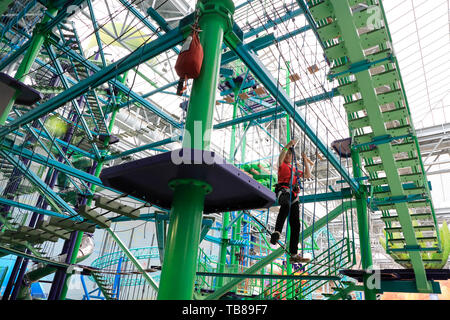 Bambini arrampicate sulle Dutchman's Deck avventura corso di Nickelodeon Universe.Mall of America.Bloomington.Minnesota.USA Foto Stock