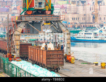 Lavoratori sacchi caricati nel porto Foto Stock