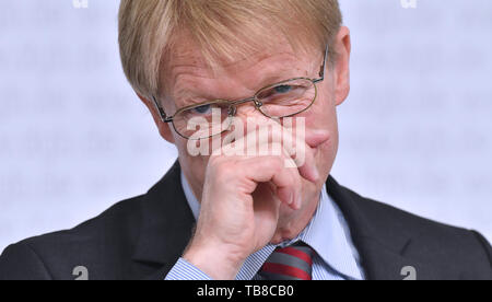 Berlino, Germania. Xix gen, 2018. Reiner Hoffmann, presidente della Federazione tedesca dei sindacati (DGB), è la mano davanti al suo volto a una conferenza stampa. Credito: Paolo Zinken/dpa/Alamy Live News Foto Stock