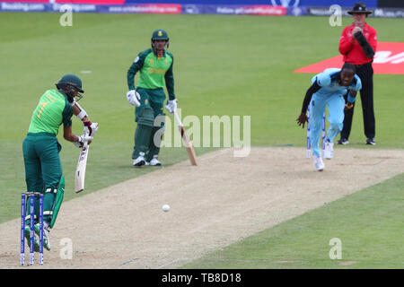 Londra, Inghilterra. 30 MAGGIO 2019: Hashim Lrd del Sud Africa colpisce la palla per quattro corre off il bowling di Jofra Archer di Inghilterra durante l'Inghilterra del Sud Africa, ICC Cricket World Cup Match, alla Kia ovale, Londra, Inghilterra. Credito: Lo sport europeo Agenzia fotografica/Alamy Live News Foto Stock