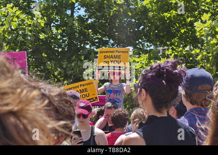 Louis, Missouri negli Stati Uniti d'America. Il 30 maggio 2019. Pro-aborto attivisti tenere un rally nel centro cittadino di San Louis, Missouri per protestare contro il potenziale della chiusura di una Planned Parenthood ubicazione, l'ultimo aborto clinica di stato. Credito: Steve Pellegrino/ZUMA filo/Alamy Live News Foto Stock