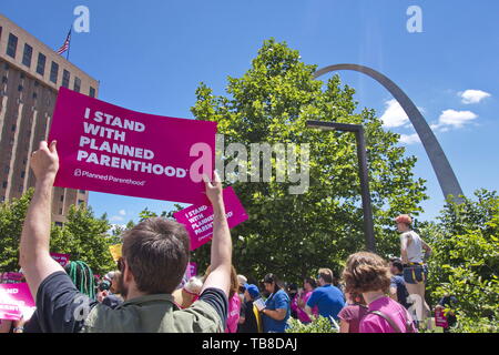 Louis, Missouri negli Stati Uniti d'America. Il 30 maggio 2019. Pro-aborto attivisti tenere un rally nel centro cittadino di San Louis, Missouri per protestare contro il potenziale della chiusura di una Planned Parenthood ubicazione, l'ultimo aborto clinica di stato. Credito: Steve Pellegrino/ZUMA filo/Alamy Live News Foto Stock