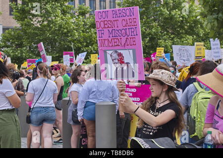 Louis, Missouri negli Stati Uniti d'America. Il 30 maggio 2019. Pro-aborto attivisti tenere un rally nel centro cittadino di San Louis, Missouri per protestare contro il potenziale della chiusura di una Planned Parenthood ubicazione, l'ultimo aborto clinica di stato. Credito: Steve Pellegrino/ZUMA filo/Alamy Live News Foto Stock