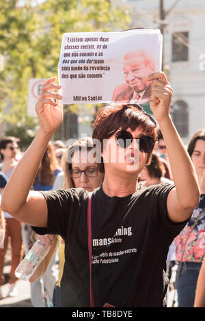 SÃO CARLOS, SP - 30.05.2019: ESTUDANTES VOLTAM COME RUAS EM SÃO CARLOS - Gli studenti, gli insegnanti e il personale ancora una volta protestare contro la riduzione di finanziamenti nel settore dell'istruzione. UFScar e USP partecipa al movimento e annullare le classi a tutti i campus. (Foto: André Luis Ferreira/Fotoarena) Foto Stock