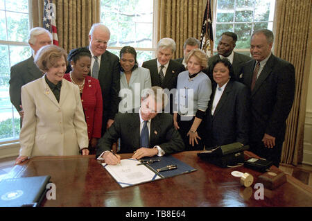 Il Presidente degli Stati Uniti George W. Bush firma la notifica e il dipendente federale anti-discriminazione e atto di ritorsione nell'Ufficio Ovale della Casa Bianca di Washington, DC, 15 maggio 2002. Denominato "Nessuna paura' atto, la legislazione combatte contro la discriminazione e di ritorsione in agenzie federali. In piedi con il Presidente, da sinistra a destra, sono: rappresentante statunitense Connie Morrella (Repubblicano del Maryland; Senatore USA Thad Cochran (Repubblicano del Mississippi); rappresentante statunitense Sheila Jackson Lee (Democratico del Texas); rappresentante statunitense Jim Sensenbrenner (Repubblicano del Wisconsin); la dott.ssa Marsha Coleman Foto Stock