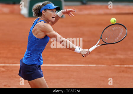 Roland Garros di Parigi, Francia. Il 30 maggio 2019. Open di Francia di Tennis Tournament; Samantha STOSUR (AUS) volleys un colpo da Ekaterina Alexandrova (RUS) Credito: Azione Sport Plus/Alamy Live News Foto Stock