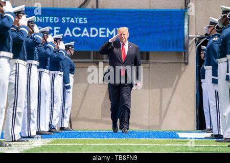 U.S presidente Donald Trump saluta come egli cammina oltre la guardia d'onore all'arrivo per gli Stati Uniti Air Force Academy cerimonia di laurea presso il USAF Academy Falcon Stadium Maggio 30, 2019 in Colorado Springs, Colorado. Credito: Planetpix/Alamy Live News Foto Stock