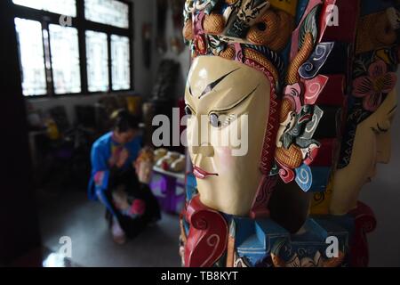 (190531) -- Pechino, 31 maggio 2019 (Xinhua) -- Foto scattata il 28 marzo 2019 mostra un Dixi opera maschera nel villaggio Zhouguan del distretto Xixiu in Anshun, a sud-ovest della Cina di Guizhou. Dixi, un locale opera in Anshun, è stato elencato come uno dei national immateriali del patrimonio culturale nel 2006. La Cina ha istituito a livello nazionale per la protezione del patrimonio culturale intangibile rete comprendente 2.467 istituzioni e personale di 17,308 alla fine del 2018, in base ad una relazione del governo. Queste istituzioni patrocinato circa 65,500 relative prestazioni e oltre 16.800 La Cultura folk attività nel 2018, attra Foto Stock