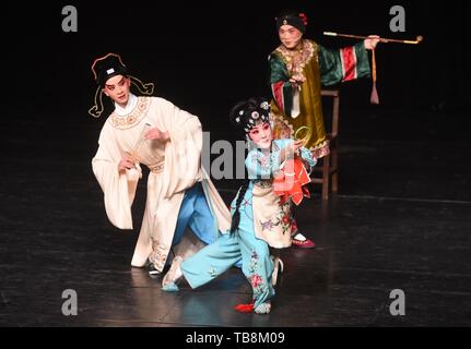 (190531) -- Pechino, 31 maggio 2019 (Xinhua) -- artisti eseguono tradizionale Opera di Anhui come parte del giorno 21-patrimonio culturale immateriale prestazioni in Pechino, capitale della Cina, 8 gennaio, 2019. La Cina ha istituito a livello nazionale per la protezione del patrimonio culturale intangibile rete comprendente 2.467 istituzioni e personale di 17,308 alla fine del 2018, in base ad una relazione del governo. Queste istituzioni patrocinato circa 65,500 relative prestazioni e oltre 16.800 La Cultura folk attività nel 2018, attirando 98 milioni di persone a guardare, ha detto che la relazione del ministero della Cultura e del turismo. Foto Stock