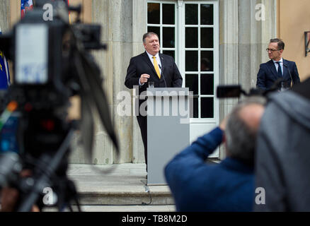 Berlino, Germania. 31 Maggio, 2019. Mike Pompeo (l), con il Segretario di Stato degli Stati Uniti d'America, terrà una conferenza stampa congiunta di fronte a Villa Borsig, la guest house del Ministero degli Affari esteri, a seguito di una discussione congiunta con il Ministro degli esteri tedesco Heiko Maas. Più di un anno dopo la sua entrata in carica, Pompeo arriva in Germania per la prima volta. Credito: Gregor Fischer/dpa/Alamy Live News Foto Stock