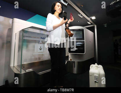 Tokyo, Giappone. 31 Maggio, 2019. In Giappone il gigante di elettronica NEC il dipendente dimostra un auto-bagaglio drop-in come NEC e dall'Aeroporto Internazionale di Narita sviluppare il nuovo 'un ID' check-in sistema utilizzando NEC la tecnologia di riconoscimento facciale a NEC presso la sede centrale a Tokyo il Venerdì, 31 maggio 2019. Un sistema ID consente ai passeggeri di effettuare il check-in e passare attraverso altre procedure di imbarco in aeroporto con solo le loro immagini facciali se le loro immagini facciali corrispondono all'interno di foto tessera. Credito: Yoshio Tsunoda/AFLO/Alamy Live News Foto Stock