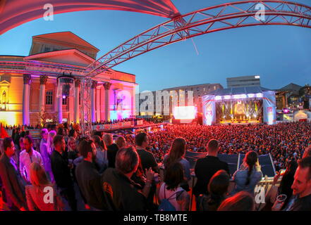 Darmstadt, Germania. Il 30 maggio 2019. Diverse migliaia di visitatori di ascoltare il gruppo Voxxclub al Schlossgrabenfest su Karolinenplatz. Sulla sinistra la cosiddetta Mollerbau, in cui l'Hessian Archivi di Stato sono alloggiati. Credito: Guido Schiek/dpa/Alamy Live News Foto Stock