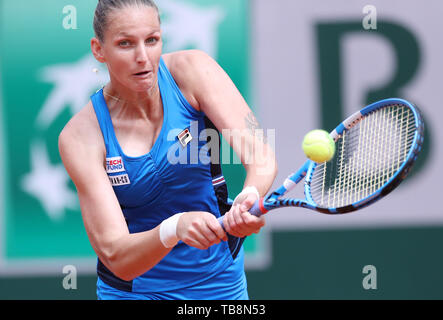 (190531) -- Parigi, maggio 31, 2019 (Xinhua) -- La Repubblica ceca è Karolina Pliskova restituisce la sfera durante le Donne Singoli Terzo turno corrisponde con la Croazia di Petra Martic a Open di Francia di tennis tournament 2019 al Roland Garros di Parigi in Francia il 31 maggio 2019. Karolina Pliskova perso 0-2. (Xinhua/Gao Jing) Foto Stock