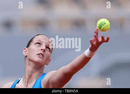 (190531) -- Parigi, maggio 31, 2019 (Xinhua) -- La Repubblica ceca è Karolina Pliskova serve durante le Donne Singoli Terzo turno corrisponde con la Croazia di Petra Martic a Open di Francia di tennis tournament 2019 al Roland Garros di Parigi in Francia il 31 maggio 2019. Karolina Pliskova perso 0-2. (Xinhua/Gao Jing) Foto Stock
