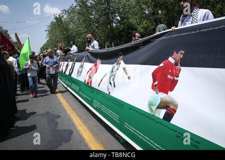 Tehran, Iran. 31 Maggio, 2019. Irani manifestanti tenere banner e bandiere durante una manifestazione di protesta per la marcatura annuale di al-Quds Day (Giorno Gerusalemme) l'ultimo venerdì di il mese del Ramadan. Credito: Saeid Zareian/dpa/Alamy Live News Foto Stock