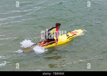 Bournemouth, Dorset, Regno Unito. 31 maggio 2019. Tempo in Gran Bretagna: nuvoloso e arioso a Bournemouth spiagge, come le temperature sono previste per aumentare per il fine settimana. RNLI Lifeguard su tavola da surf. Credit: Carolyn Jenkins/Alamy Live News Foto Stock