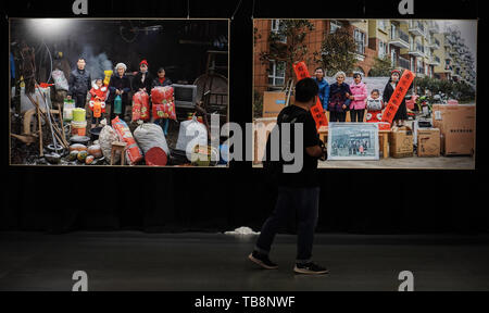 Pechino, Cina. 31 Maggio, 2019. Un visitatore viste opere di fotografia durante una mostra a tema di alleviamento della povertà in Cina il monumento del Millennio a Pechino Capitale della Cina, il 31 maggio 2019. Una mostra fotografica a tema di alleviamento della povertà ha dato dei calci a fuori il venerdì in Cina Monumento millenario. Circa 88 opere di fotografia sono in mostra fino a giugno 16. Credito: Cai Yang/Xinhua/Alamy Live News Foto Stock