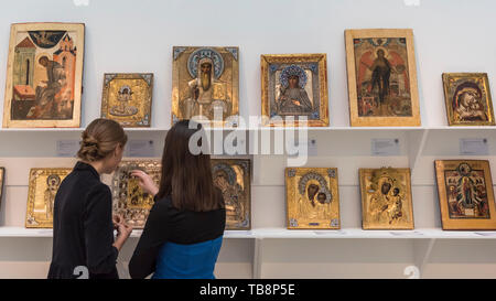 Londra, Regno Unito. Il 31 maggio 2019. I membri dello staff visualizza le icone per la vendita ad una anteprima delle opere dalla prossima vendita di russo foto, opere d'arte, Fabergé & Vendite icone da Sotheby's New Bond Street, il 4 giugno 2019. Credito: Stephen Chung / Alamy Live News Foto Stock