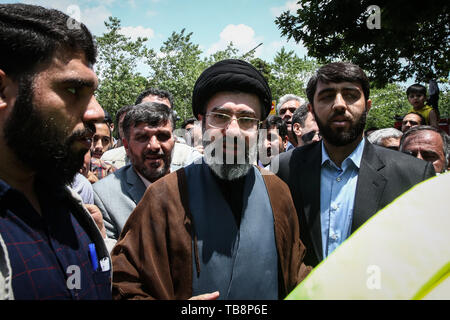 Tehran, Iran. 31 Maggio, 2019. Mojtaba Khamenei (C), figlio di Iraniani leader supremo Ayatollah Ali Khamenei, è raffigurato durante una manifestazione di protesta per la marcatura annuale di al-Quds Day (Giorno Gerusalemme) l'ultimo venerdì di il mese del Ramadan. Credito: Saeid Zareian/dpa/Alamy Live News Foto Stock