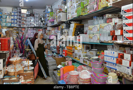 La striscia di Gaza. Il 30 maggio 2019. Palestinesi shop in un mercato a monte del Eid al-Fitr di Gaza City, 30 maggio 2019. I residenti nella Striscia di Gaza per cominciare la loro tradizione preparando ad accogliere le prossime Eid al-Fitr, la fine dei musulmani sacro mese del Ramadan. Gazans usato per andare a fare shopping negli ultimi giorni del mese del Ramadan per comprare i loro abiti, accessori e dolci. Ma questo anno è diverso da quello degli anni precedenti a causa delle difficili condizioni economiche. Per andare con 'Funzione: Ramadan la festa non felice a Gaza' Credit: Stringer/Xinhua/Alamy Live News Foto Stock