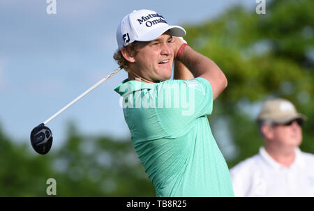 Dublino, OH, Stati Uniti d'America. 31 Maggio, 2019. Bud Cauley raccordo a T dal primo foro durante il secondo turno di gioco a livello del 2019 Memorial Day torneo presentato da Nationwide a Muirfield Village Golf Club a Dublino, OH. Austyn McFadden/CSM/Alamy Live News Foto Stock