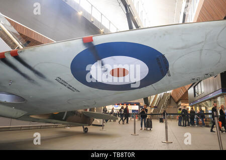 Londra, Regno Unito. 31 Maggio, 2019. Una replica di uno Spitfire Mk.IX da RAF Duxford sul display presso la stazione di London Bridge per contrassegnare il settantacinquesimo anniversario del D-Day. Credito: Amer Ghazzal SOPA/images/ZUMA filo/Alamy Live News Foto Stock