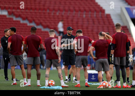 Il 31 maggio 2019; Wanda Metropolitano stadium, Madrid, Spagna; finale di UEFA Champions League la formazione per Liverpool FC; Liverpool Manager Jurgen Klopp parla con il suo team come la sessione di formazione termina Foto Stock