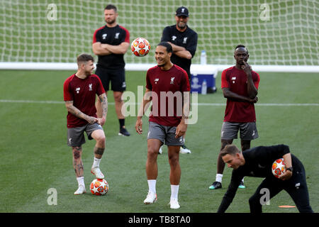 Il 31 maggio 2019; Wanda Metropolitano stadium, Madrid, Spagna; finale di UEFA Champions League la formazione per Liverpool FC; Virgilio van Dijk di Liverpool gioca con la palla come Liverpool Manager Jurgen Klopp sorrisi dietro di lui Foto Stock