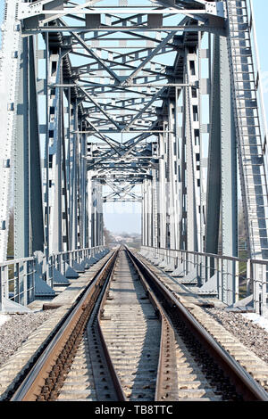 Unica via ponte ferroviario con ferrovia diurna Foto Stock