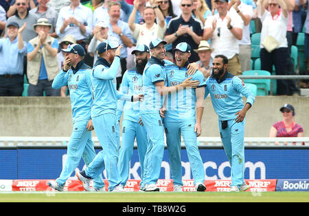 L'Inghilterra del Ben Stokes (centro) celebra la cattura del Sud Africa Andile Phehlukwayo con compagni di squadra durante la ICC Cricket World Cup group stage corrispondono al ovale, Londra. Foto Stock