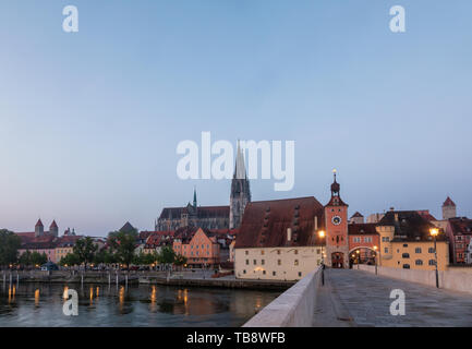 Regensburg cityscape come visto dal medievale Ponte di Pietra (Steinerne Brücke) oltre il fiume Danubio, Baviera, Germania, Europa. Ratisbona in uno dei Foto Stock