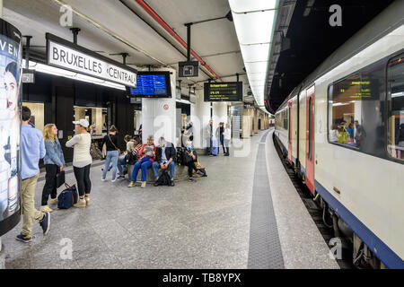 I passeggeri in attesa su una piattaforma della metropolitana nella stazione centrale di Bruxelles mentre un treno InterCity è sosta. Foto Stock
