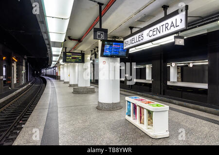 Vuoto piattaforma della metropolitana nella stazione centrale di Bruxelles, uno dei tre principali stazioni ferroviarie della città. Foto Stock