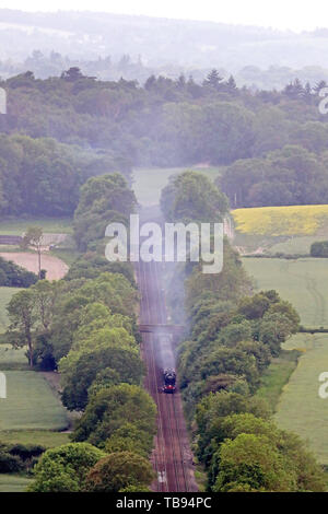 Il Flying Scotsman locomotiva a vapore tira un treno attraverso il National Trust è Denbies Hillside a Dorking durante un tour del Surrey Hills. Foto Stock