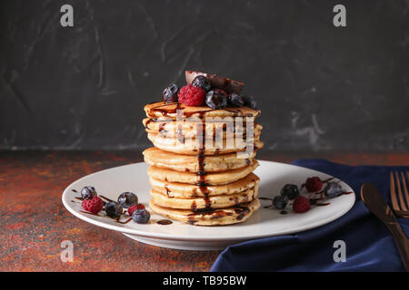 Gustosi pancake con passione Frutta e bacche su tavola Foto Stock