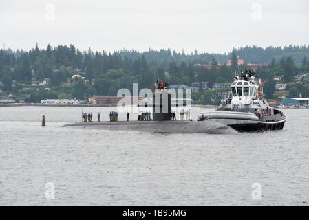 BREMERTON, nello Stato di Washington (28 maggio 2019) - Los Angeles-classe fast-attacco sommergibile USS Pittsburgh (SSN 720), arriva alla Base Navale Kitsap-Bremerton per iniziare la inattivazione e processo di disattivazione. Pittsburgh ha condotto la sua prima arctic transito da Groton, Connecticut, a Bremerton, Washington, per la sua definitiva in corso e cambiamento di homeport. Commissionato nel 1985, Pittsburgh ha sparato due missili Tomahawk e sostenuto numerose missioni di vitale importanza per la sicurezza nazionale durante i suoi 35 anni di servizio. (U.S. Foto di Marina di Massa lo specialista di comunicazione 1a classe Amanda R. Gray/rilasciato) Foto Stock