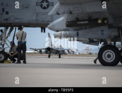 L'equipaggio di un U.S. Air Force A-10 Thunderbolt II assegnato a 354Fighter Squadron guarda come Stati Uniti Air Force F-16 Fighting Falcons preparare a decollare durante l'esercizio Red Flag-Rescue 19-1 a Davis-Monthan Air Force Base in Arizona, 8 maggio 2019. Red Flag-Rescue fornisce servizio comune ai membri un high-end esperienza di formazione che utilizza multi-personale funzionale per migliorare il pilota e il suo staff le funzionalità di disponibilità. (U.S. Air Force foto di Airman 1. Classe Duncan C. Bevan) Foto Stock