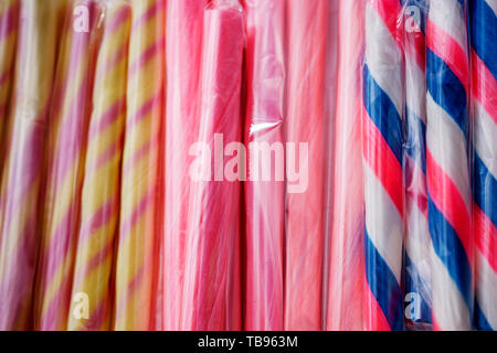 Close-up di zucchero colorate bastoni, dolce tentazione in colori luminosi e freschi colori, aromi zuccherini, su un mercato di strada. Foto Stock