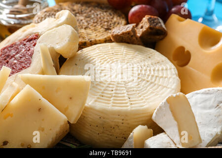 Assortimento di formaggi saporiti, primo piano Foto Stock