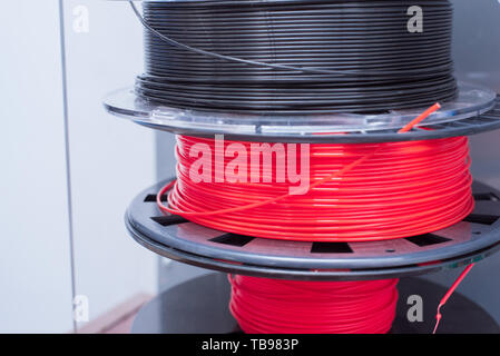 Una pila di materiale plastico e flessibile per la stampa 3D. Plastica per stampare pezzi caricati su una stampante 3D. 3 bobine di plastica. Foto Stock