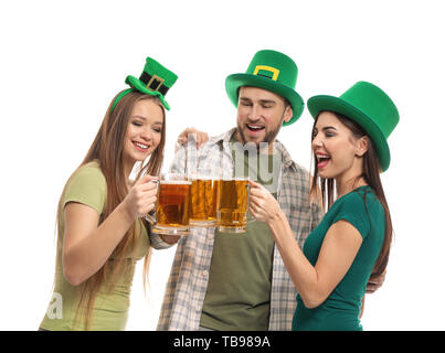 I giovani in verde cappelli e con boccali di birra su sfondo bianco. La festa di san Patrizio celebrazione Foto Stock